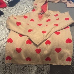 Marled Beige V-Neck Sweater with Red Hearts